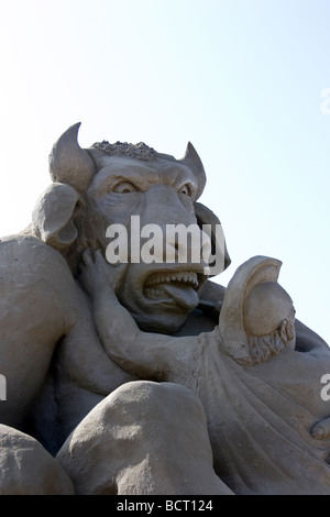 Sandskulpturen von Theseus und dem Minotaurus aus der Athenian Mythologie Stockfoto