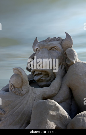 Sandskulpturen von Theseus und dem Minotaurus aus der Athenian Mythologie Stockfoto