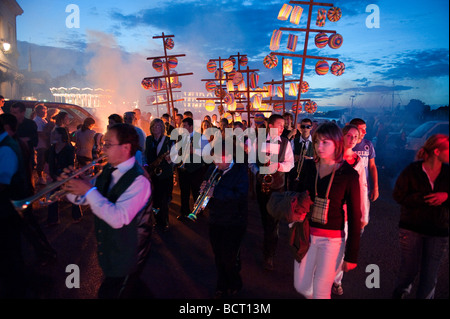 Late-Night-Party der Bastille Day in den Straßen von Honfleur, Frankreich Stockfoto