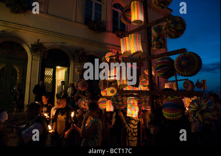 Late-Night-Party der Bastille Day in den Straßen von Honfleur, Frankreich Stockfoto