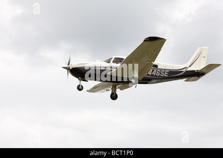 Piper PA-32-310T Turbo Saratoga N445SE im Endanflug auf Sandtoft Flugplatz landen Stockfoto