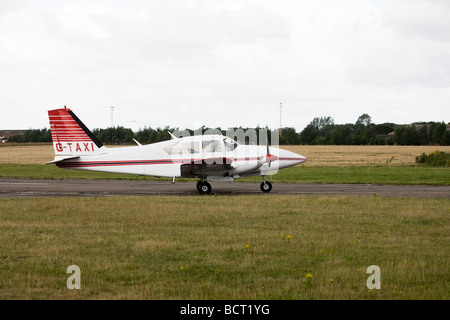 Piper PA-23-250 Aztec G-TAXI Rollen entlang der Start-und Landebahn am Flugplatz Sandtoft Stockfoto