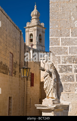 Statue und Turm der Carmelite Priory Mdina Malta Stockfoto