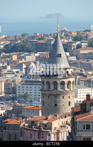 ISTANBUL, TÜRKEI. Der Galata-Turm in Beyoglu, mit Sultanahmet & das Marmara-Meer hinter sich, wie aus Mikla Restaurant gesehen. 2009 Stockfoto