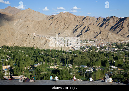 Menschen betrachten Leh Stadt aus Sicht der Shanti Stupa. Leh. Ladakh. Indien Stockfoto