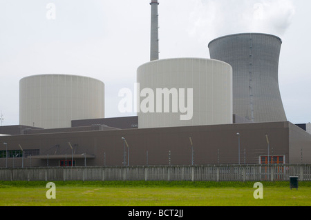 Gundremmingen Atomkraftwerk in Bayern, Deutschland. 2 aktive BWR-Reaktoren. Kernkraftwerk Gundremmingen, Bayern, Deutschland. Stockfoto