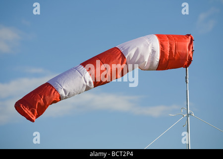 hellen Schild Windrichtung auf blauen Himmelshintergrund Stockfoto