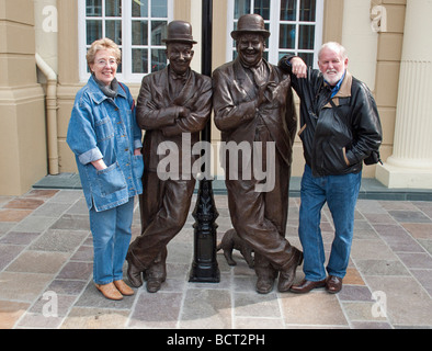 Touristen mit Denkmal von Laurel und Hardy In Ulverston, Cumbria UK. Stockfoto