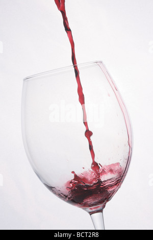 Weinglas mit Rotwein gefüllt Stockfoto