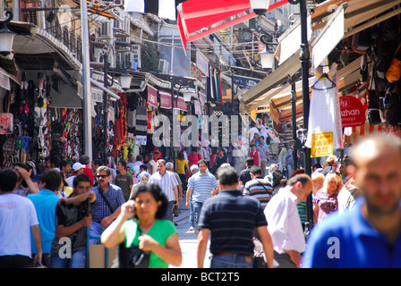 ISTANBUL, TÜRKEI. Beschäftigt, bunte Straßenbild im Cagaloglu Bezirk der Stadt. 2009. Stockfoto