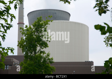 Gundremmingen Atomkraftwerk in Bayern, Deutschland. 2 aktive BWR-Reaktoren. Kernkraftwerk Gundremmingen, Bayern, Deutschland. Stockfoto