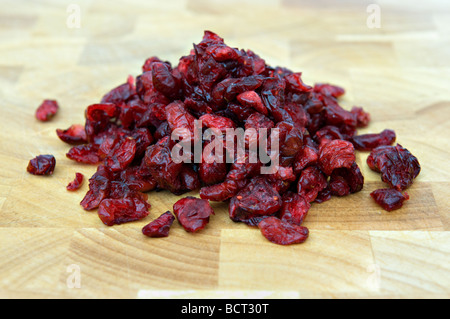 Hügel der getrocknete Cranberries auf Schneidbrett aus Holz Stockfoto