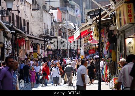 ISTANBUL, TÜRKEI. Eine belebte Straße in Cagaloglu Viertel nahe dem großen Basar. 2009. Stockfoto
