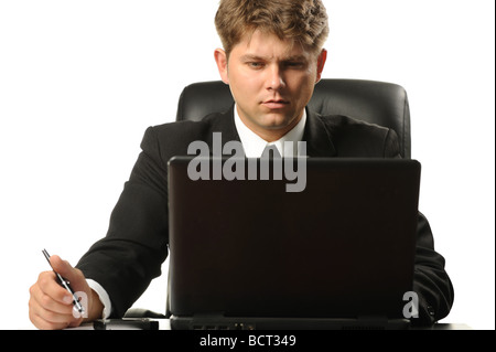 Der junge Geschäftsmann auf dem Arbeitsplatz, den es auf weißem Hintergrund isoliert ist Stockfoto