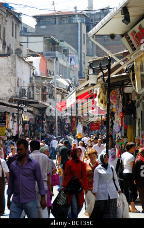 ISTANBUL, TÜRKEI. Eine belebte Straße in Cagaloglu nahe dem großen Basar. 2009. Stockfoto