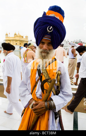 Sikh Mann mit einer beeindruckenden Turban auf den goldenen Tempel (Sri Harmandir Sahib), Amritsar. Punjab. Indien. Stockfoto