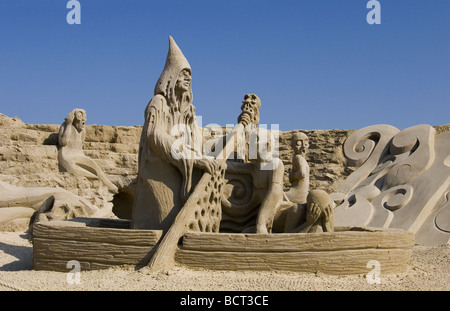 Sandskulpturen von Charon, der Fährmann der Toten in der griechischen Mythologie. Stockfoto