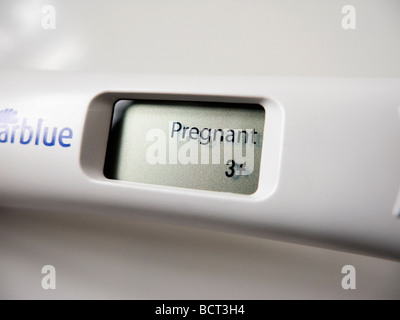 Ein Schwangerschaftstest Gerät zeigt ein positives Ergebnis schwangeres auf dem LCD-Display. Stockfoto
