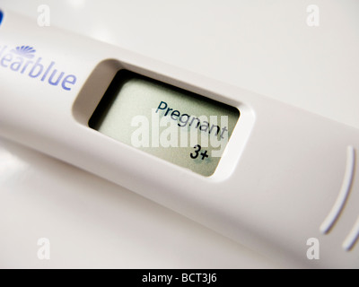 Ein Schwangerschaftstest Gerät zeigt ein positives Ergebnis schwangeres auf dem LCD-Display. Stockfoto