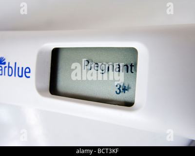 Ein Schwangerschaftstest Gerät zeigt ein positives Ergebnis schwangeres auf dem LCD-Display. Stockfoto