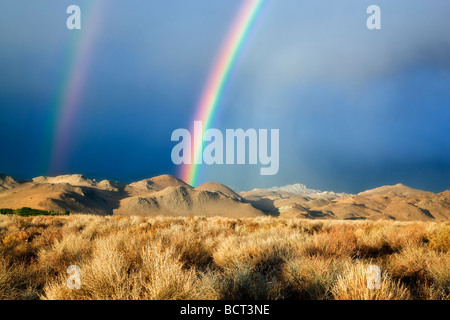 Doppelter Regenbogen über Eastern Sierra Berge in der Nähe von Bischof California Stockfoto