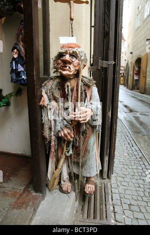 Eine große Marionette Marionette vor einem Geschäft in Prag Tschechische Republik Stockfoto