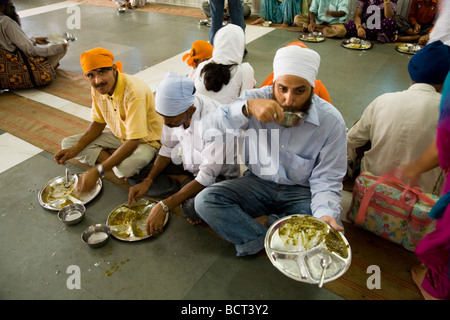 Sikh-Männer eine kostenlose Mahlzeit serviert in der Gemeinschaftsküche im The Golden Tempel (Sri Harmandir Sahib) Amritsar. Indien. Stockfoto