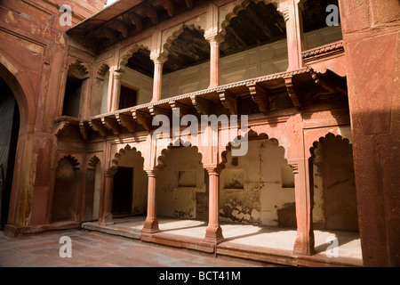 Der erste Hof nach Agra Red Fort vom Amar Singh Tor betreten. Agra. Uttar Pradesh, Indien. Stockfoto