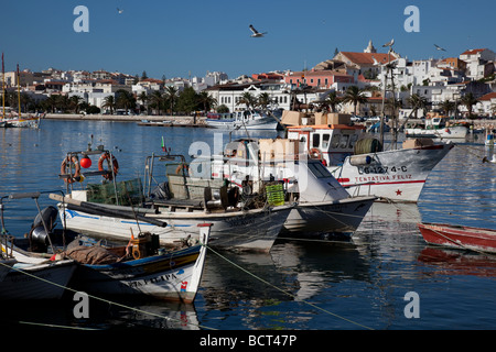 Portugiesische bunte Fischerboote im Hafen von Lagos, Portugal Stockfoto