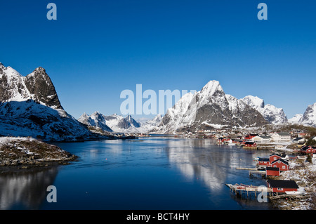 Malerischen Dorf Reine im Winter mit Schnee bedeckt Berge, Lofoten Inseln, Norwegen Stockfoto