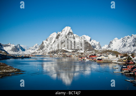 Malerischen Dorf Reine im Winter mit Schnee bedeckt Berge, Lofoten Inseln, Norwegen Stockfoto