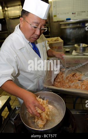 Tamura Takashi, Besitzer des Tsukiji Tamura japanisches Restaurant, Dashi mit Katsuobushi, Tokyo Japan, 17. Juli 2009 vorbereiten. Stockfoto