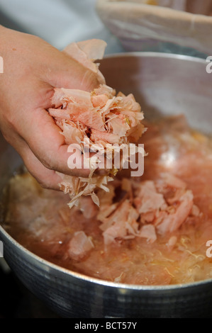 Tamura Takashi, Besitzer des Tsukiji Tamura japanisches Restaurant, Dashi mit Katsuobushi, Tokyo Japan, 17. Juli 2009 vorbereiten. Stockfoto