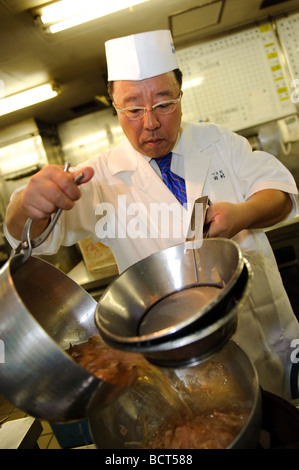 Tamura Takashi, Besitzer des Tsukiji Tamura japanisches Restaurant, Dashi mit Katsuobushi, Tokyo Japan, 17. Juli 2009 vorbereiten. Stockfoto