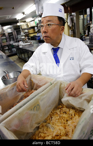 Tamura Takashi, Besitzer des Tsukiji Tamura japanisches Restaurant, mit einer Schachtel Katsuobushi, Tokyo Japan, 17. Juli 2009. Stockfoto