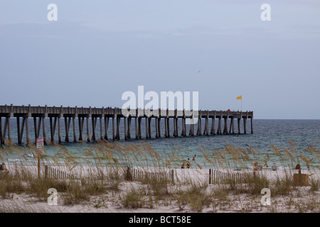 Fishing Pier am Pensacola Beach eine gelbe Vorsicht Flagge Schwimmer aus Sicherheitsgründen Stockfoto