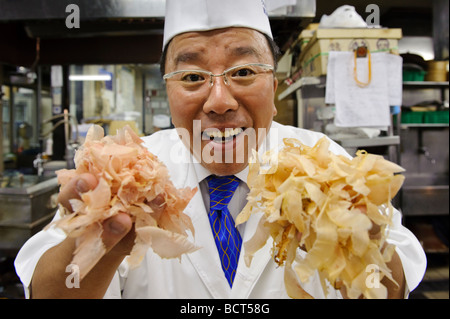 Tamura Takashi, Besitzer des Tsukiji Tamura japanisches Restaurant, halten zwei Arten von Katsuobushi, Tokyo Japan, 17. Juli 2009. Stockfoto