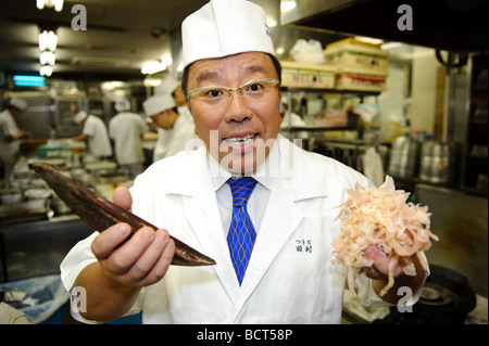 Tamura Takashi, Besitzer des Tsukiji Tamura japanisches Restaurant, halten unvorbereitet und rasiert Katsuobushi, Tokyo Japan 17. Juli 2009. Stockfoto