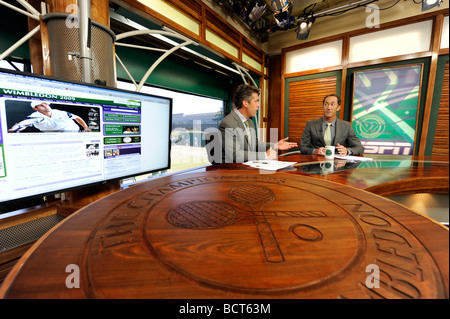 Chris Fowler (L) & Darren Cahill präsentieren ESPN Berichterstattung der 2009 Wimbledon Championships vom Broardcast Zentrum studio Stockfoto