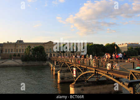 Sommerabend auf der Pont des Arts, Paris, Frankreich Stockfoto