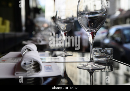 Café Restauranttisch gedeckt für Gäste in Paris, Frankreich Stockfoto