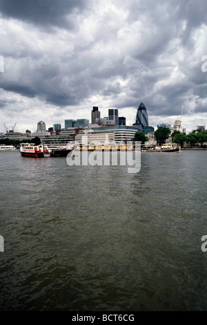 20. Juli 2009 - Blick auf die City of London aus über den Fluss Themse. Stockfoto