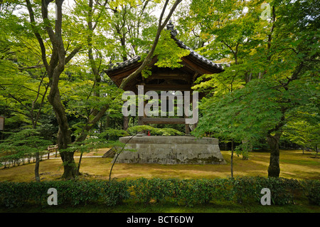 Bell am Eingang des Kinkaku-Ji ("goldene Pavillon Tempel"). Kyoto. Kansai (aka Kinki) Region. Japan Stockfoto