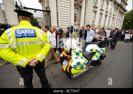 Gardasee Verkehr Corps Offizier Wache über Demonstranten Streikposten Regierungsgebäude in Dublin Stockfoto