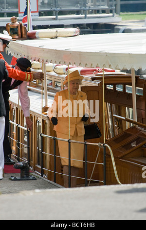 Königin Elizabeth II. besucht die jährliche Swan Upping Zeremonie, Boveney Schloss, Berkshire, England, UK 20. Juli 2009 Stockfoto