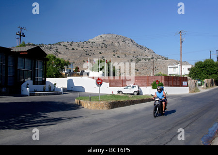 Hauptstraße in Lothiarika in der Nähe von Lardos Rhodos-Dodekanes-Inseln Griechenland Stockfoto