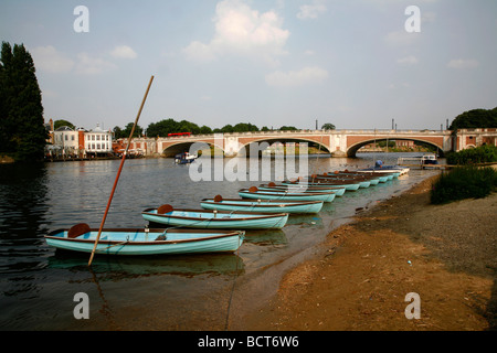 Rudern Boote vertäut von Hampton Court Bridge, East Molesey, London, UK Stockfoto