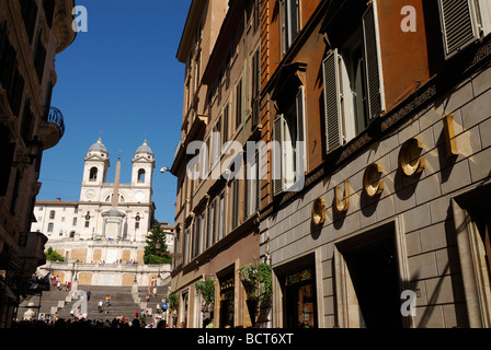 Rom Italien die Einkaufsstraße via dei Condotti & der Kirche Trinita dei Monti an der Piazza di Spagna Stockfoto