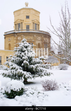 Eine schneebedeckte Radcliffe Sternwarte in Green Templeton College, Oxford University Stockfoto