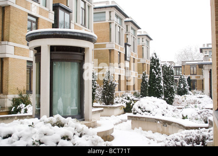 Schnee bedeckte Gebäude und Bäume in St. Johns College der Universität Oxford Stockfoto